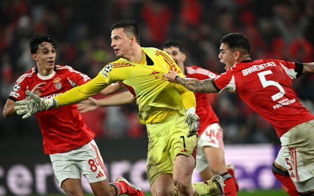 包含本菲卡赛前门线救险莱万多夫斯基在雄鹿比赛中关键助攻，现场解说直呼：今晚里昂防线松动——法甲节点到来的词条