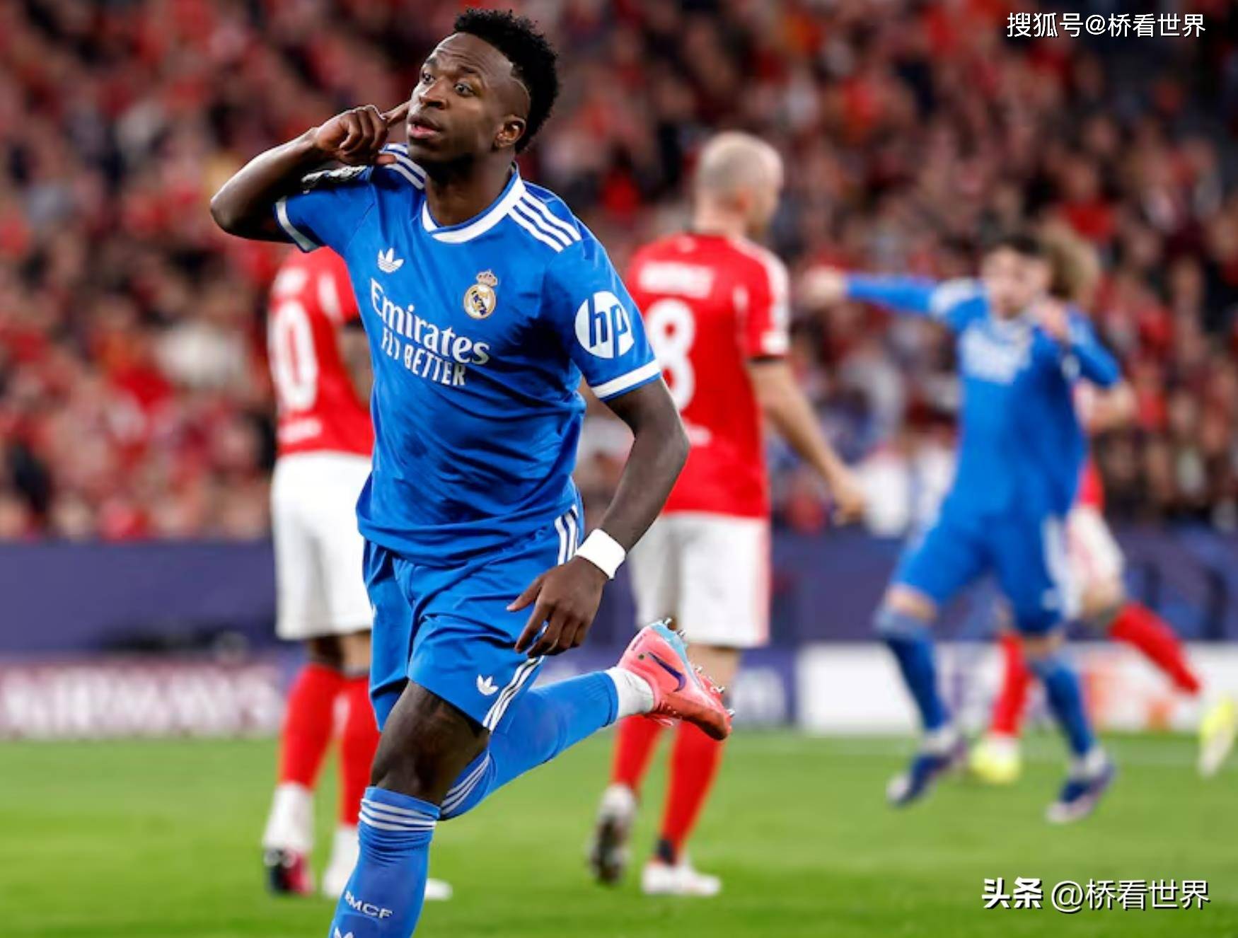 包含本菲卡赛前门线救险莱万多夫斯基在雄鹿比赛中关键助攻，现场解说直呼：今晚里昂防线松动——法甲节点到来的词条