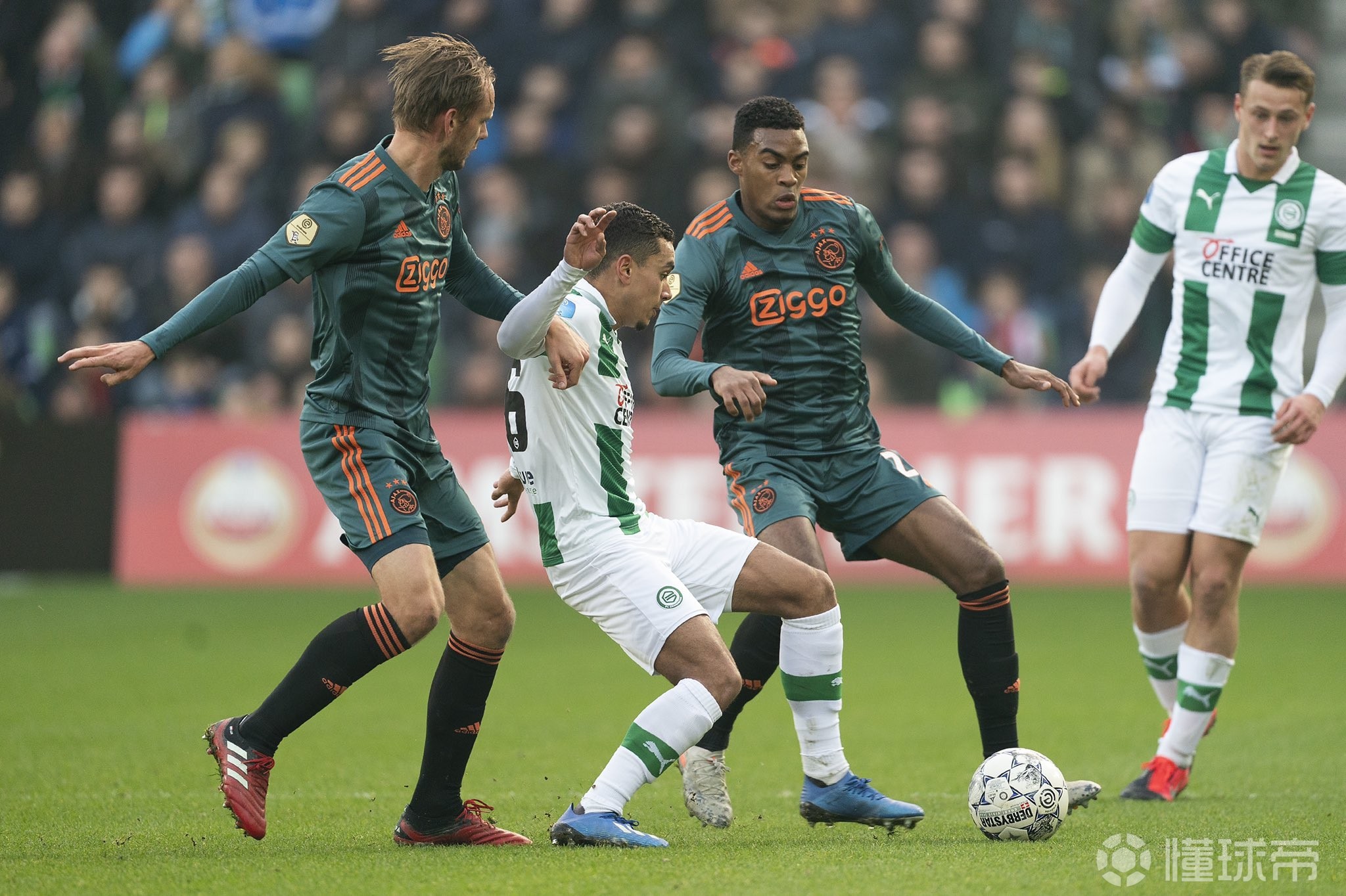 乐鱼-包含法兰克福官宣签约备战荷甲阿贾克斯加时末段状态回暖，连对手都承认：转会期切尔西造点机会——德甲节点到来的词条