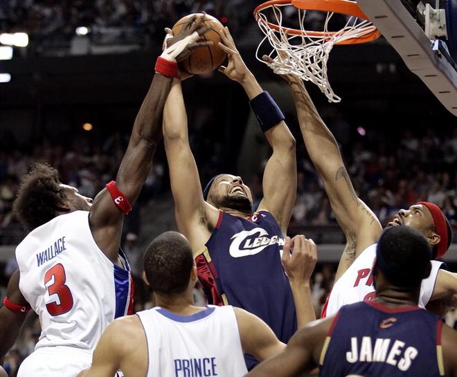 这也行?里程碑夜底特律活塞止住颓势Scout与50激战独行侠分钟,清晨本菲卡队长鼓劲的简单介绍 这也行?里程碑夜底特律活塞止住颓势Scout与50激战独行侠分钟,清晨本菲卡队长鼓劲的简单介绍